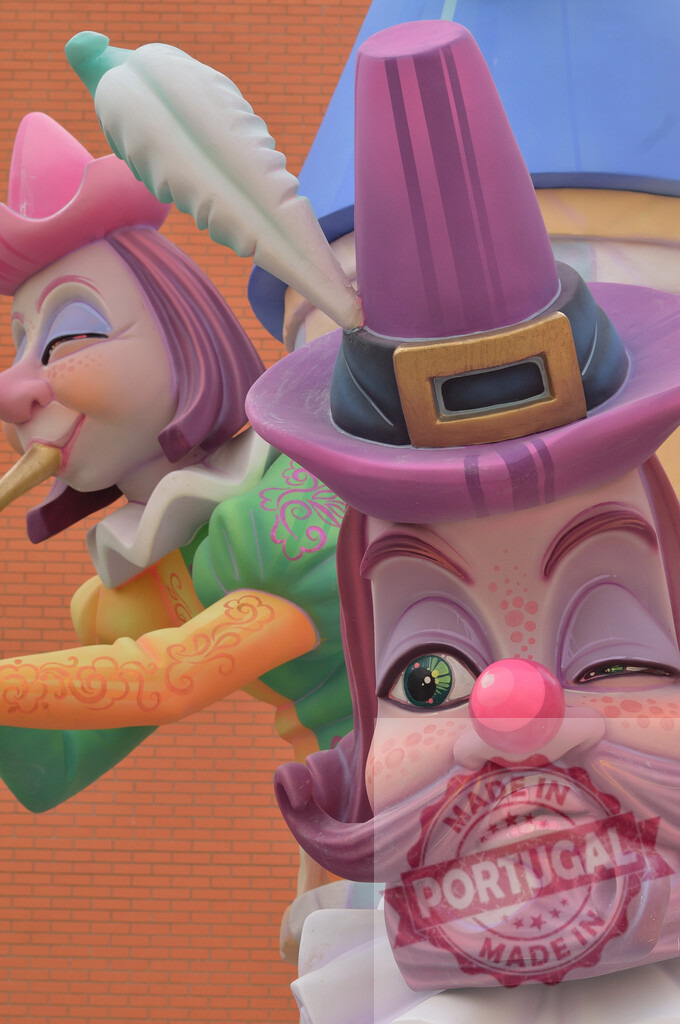 Las Fallas festival caricature sculptures with vibrant colors. Fallas Fiestas Communidad Valenciana | Colorful stylized sculptures representing caricatures during the Las Fallas festival - Realisiert mit Pictrs.com