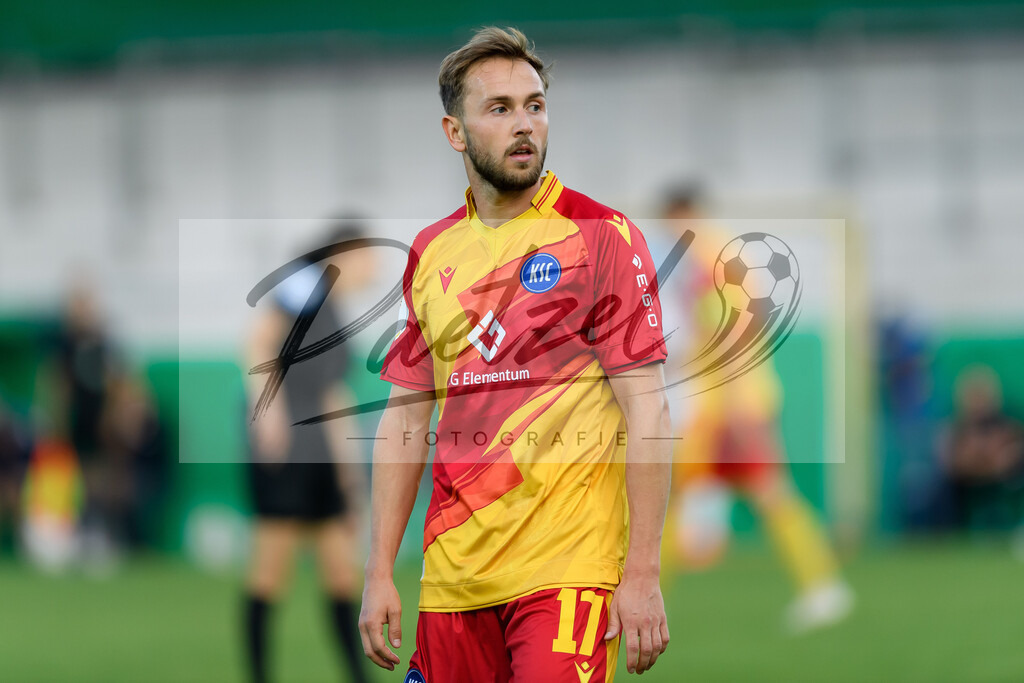 LOTKSC20210809_247 | Fussball, Herren: Lucas Cueto (Karlsruher SC) schaut beim Spiel der 1. Runde im DFB-Pokal zwischen SF Lotte und Karlsruher SC im Stadion am Lotter Kreuz am 09.08.2021 in Lotte, Deutschland.DFB / DFL REGULATIONS PROHIBIT ANY USE OF PHOTOGRAPHS AS IMAGE SEQUENCES AND/OR QUASI-VIDEO. - Realisiert mit Pictrs.com