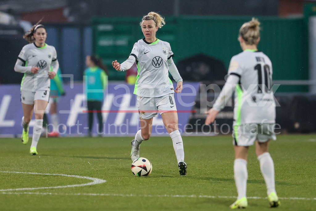 Fussball, Google Pixel Frauen-Bundesliga, SV Werder Bremen - VfL Wolfsburg | v.li.: Lena Lattwein (VfL Wolfsburg, 8) am Ball, Einzelbild, Ganzkörper, Aktion, Action, Spielszene, gibt Anweisungen, gestikuliert, mit den Armen gestikulieren, DIE DFB-RICHTLINIEN UNTERSAGEN JEGLICHE NUTZUNG VON FOTOS ALS SEQUENZBILDER UND/ODER VIDEOÄHNLICHE FOTOSTRECKEN. DFB REGULATIONS PROHIBIT ANY USE OF PHOTOGRAPHS AS IMAGE SEQUENCES AND/OR QUASI-VIDEO.