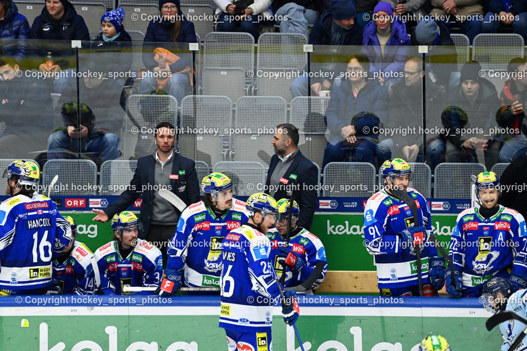 EC IDM WÄRMEPUMPEN VSV vs. Olimpija Ljubljana | Spielerbank EC VSV, Marco Pewal Assistant Coach EC VSV, Pierre Allard Headcoach EC VSV, EC IDM WÄRMEPUMPEN VSV vs. Olimpija Ljubljana, EC IDM WÄRMEPUMPEN VSV vs. Olimpija Ljubljana am 01.02.2026 in Villach (Stadthalle Villach), Austria, (Photo by Bernd Stefan)