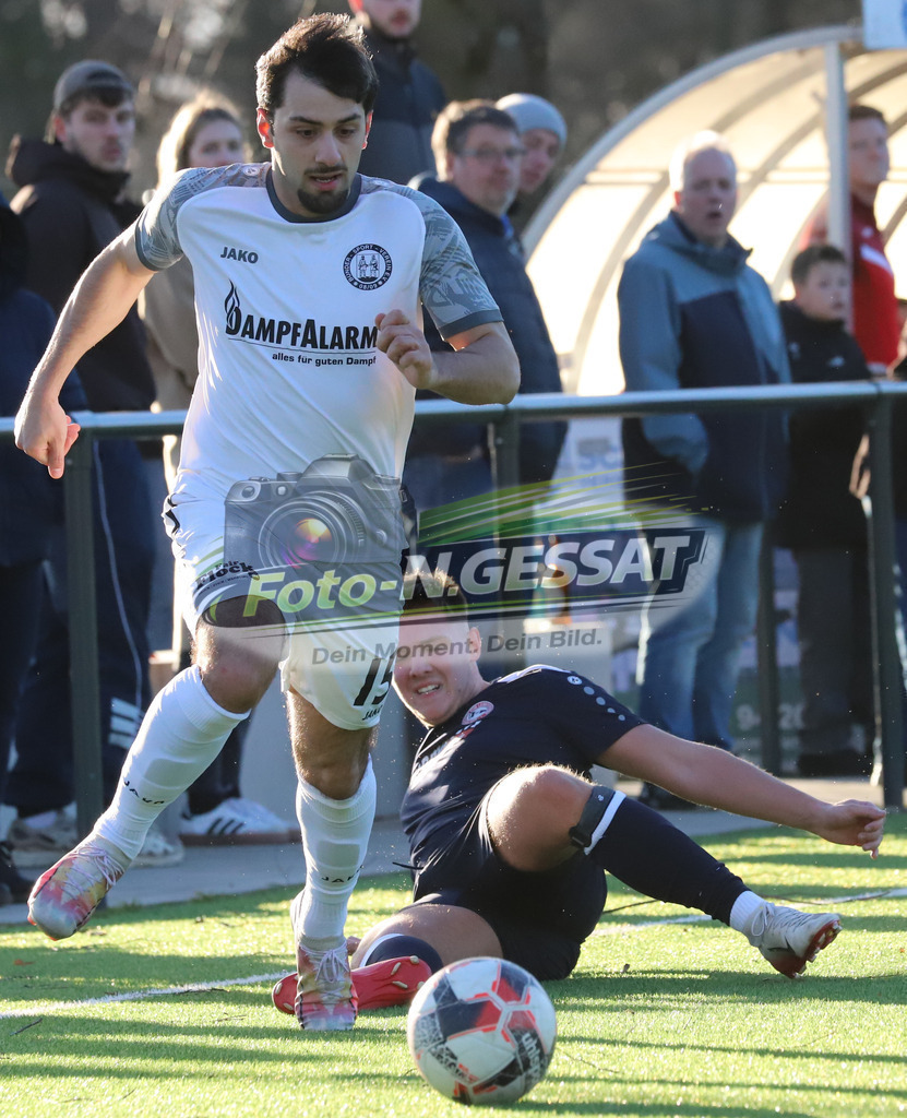 VfL Holsen - Bünder SV | Auf dem Bild zu sehen: Schwarz VfL Holsen: Yannic Meierebert ; weiß Bünder SV: Batuhan KaymakVfL Holsen, Bünder SV, Saison 25/26, Kreisliga A, Deutschland - Realisiert mit Pictrs.com
