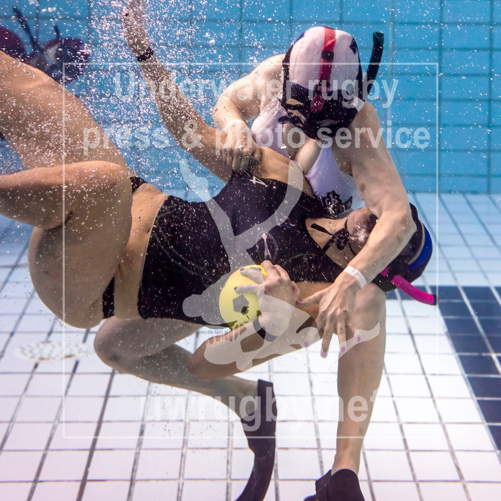 24. - 26.11.2023: Unterwasser-Rugby Champions Cup 2023  | Damen-Spiel um Platz 3: Akkaren SDK (Norwegen) blau gegen Black Mermaids (Schweden) in weiß. Zweikampf um den Ball zwischen der norwegischen Spielerin Tove Margrethe Haaland (blau #4) und der schwedischen Spielerin Emma Lindström (weiß #7) - Realisiert mit Pictrs.com