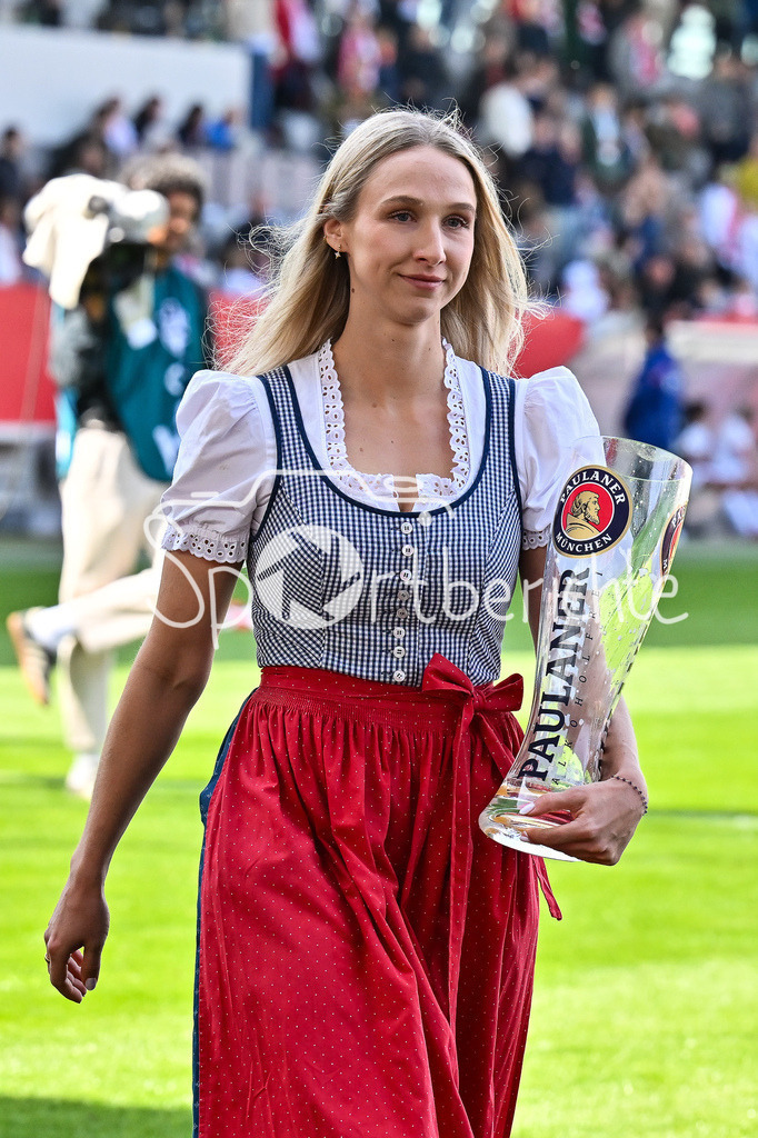 FC Bayern München - SC Freiburg | Ein Paulaner Girl bringt das leere Bierglas / Bierkrug zurueck / Symbolbild / Frauen Bundesliga: FC Bayern Muenchen - SC Freiburg, FC Bayern Campus am 27.04.2025