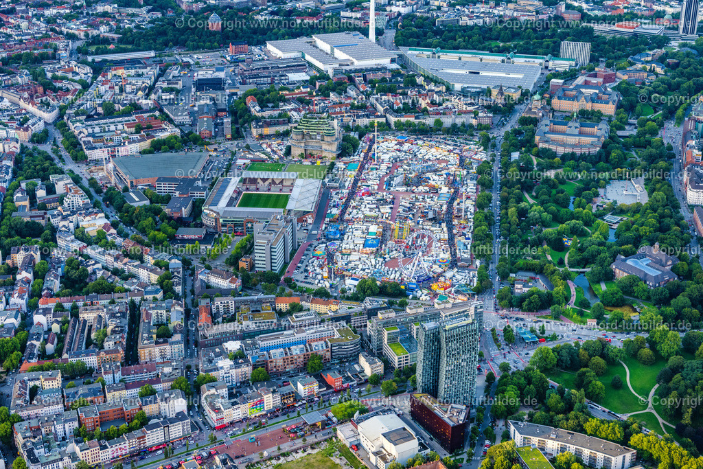 Hamburg_Heiligengeistfeld_Dom_Millerntorstadion_ELS_0337040823 | HAMBURG 04.08.2023 Sportstätten-Gelände der Arena des Stadion " Millerntor-Stadion " am Harald-Stender-Platz am Harald-Stender-Platz im Ortsteil Sankt Pauli in Hamburg, Deutschland. Weiterführende Informationen bei: Fußball-Club St. Pauli v. 1910 e.V.,  Professor Pfeifer und Partner Ingenieurbüro für Tragwerksplanung GmbH,  SHA Scheffler Helbich Architekten GmbH. // Sports facility grounds of the Arena stadium " Millerntor-Stadion " on place Harald-Stender-Platz in the district Sankt Pauli in Hamburg, Germany. Further information at: Fussball-Club St. Pauli v. 1910 e.V.,  Professor Pfeifer und Partner Ingenieurbuero fuer Tragwerksplanung GmbH,  SHA Scheffler Helbich Architekten GmbH. Foto: Martin Elsen