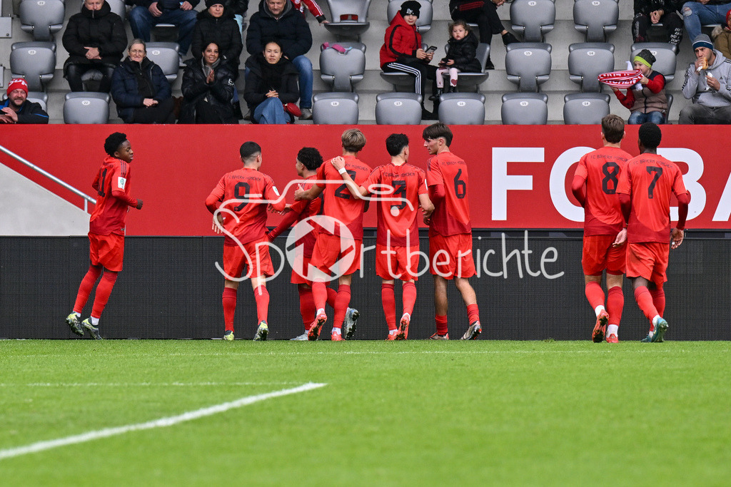 FC Bayern München U19 - TSV 1860 München U19 | Jubel nach dem 1-1 durch Mike WISDOM (FCB #11) / Freude / happy / Treffer / Tor / Torschuezte / U19 DFB Nachwuchsliga: FC Bayern Muenchen U19 - TSV 1860 Muenchen U19, FC Bayern Campus am 02.11.2024