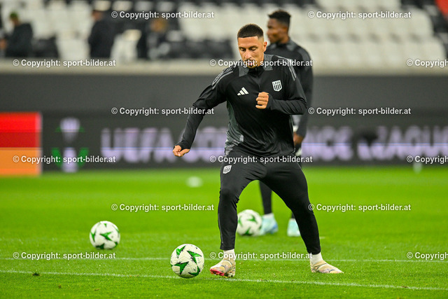AUT, Fussball UEFA Conference League MD1, LASK (AUT) vs Djurgardens IF (SWE) | 03.10.2024, Oberoesterreich Arena Linz, AUT, UEFA Conference League MD1, LASK (AUT) vs Djurgardens IF (SWE), im Bild Robert Zulj of Lask during the warm up// UEFA Conference League MD1, LASK Linz (AUT) vs Djurgardens IF (SWE) in Linz, Austria on 2024/10/03