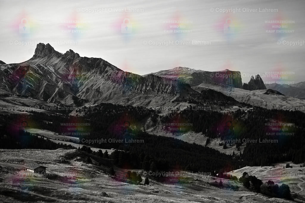 Die Rosszähne und der Schlern im Spätherbst | Panorama Blick in den Südtiroler Dolomiten im Spätherbst auf die Rosszähne und dem Schlern .