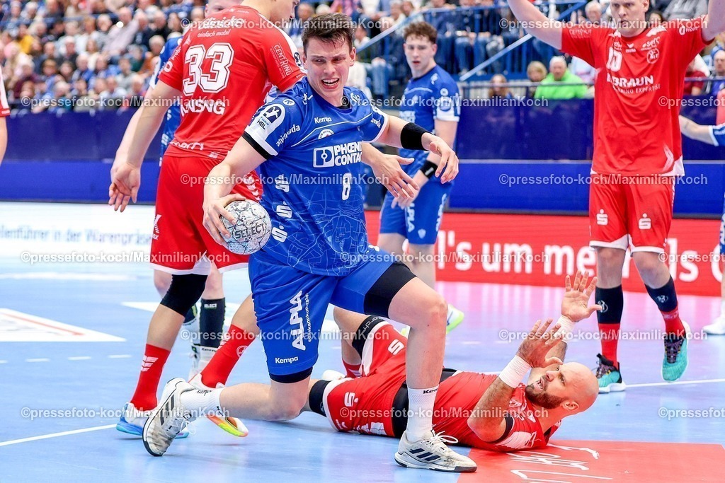 xSSCx04042601026 | 04.04.2026, xsscx, Handball, HBL, TBV Lemgo-Lippe - MT Melsungen, Saison 2025 / 2026 Herren, PHOENIX CONTACT arena: Frederik Simak (TBV Lemgo Lippe #8) im Zweikampf gegen Adrian Sipos (MT Melsungen #8) Photo: xSandraxScherningxPressefotoKochx