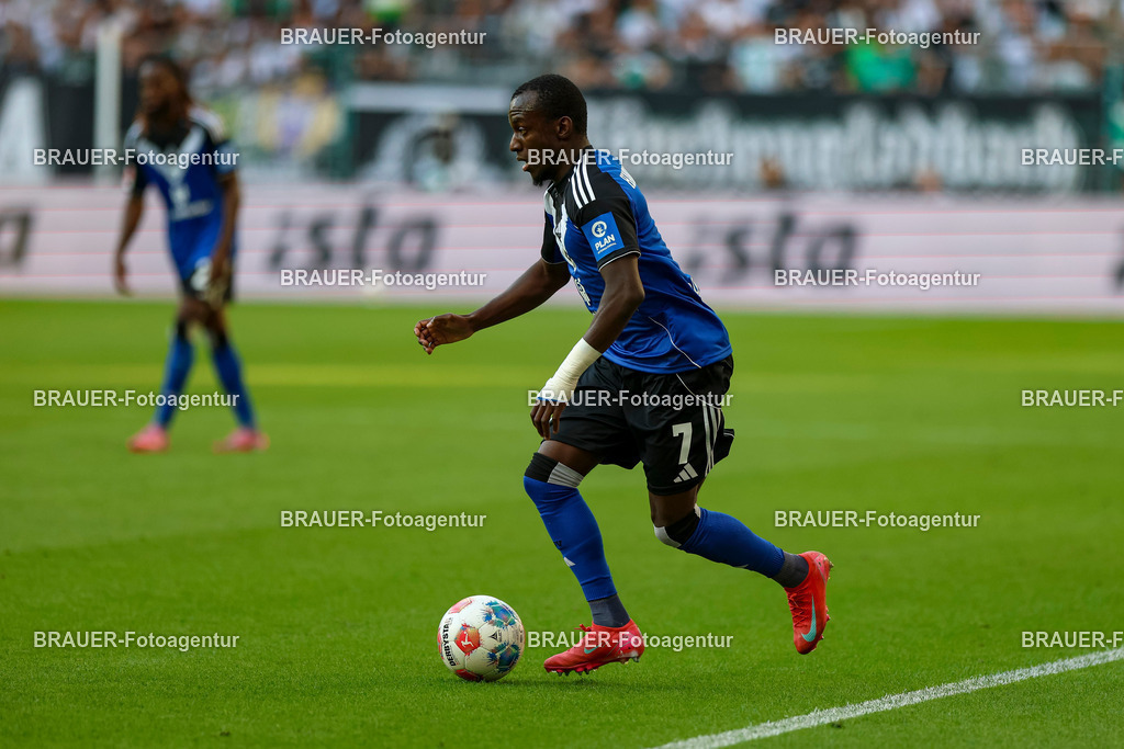 Borussia Mönchengladbach vs Hamburger SV - Bundesliga  | Mönchengladbach, Deutschland, 24.08.25:   Jean-Luc Dompe (Hamburger SV) in Aktion am Ball, Einzelaktion waehrend des Spiels der Bundesliga zwischen Borussia Mönchengladbach vs Hamburger SV im Stadion im Borussia Park(Foto von Brauer-Fotoagentur / Adrian Schlueter)