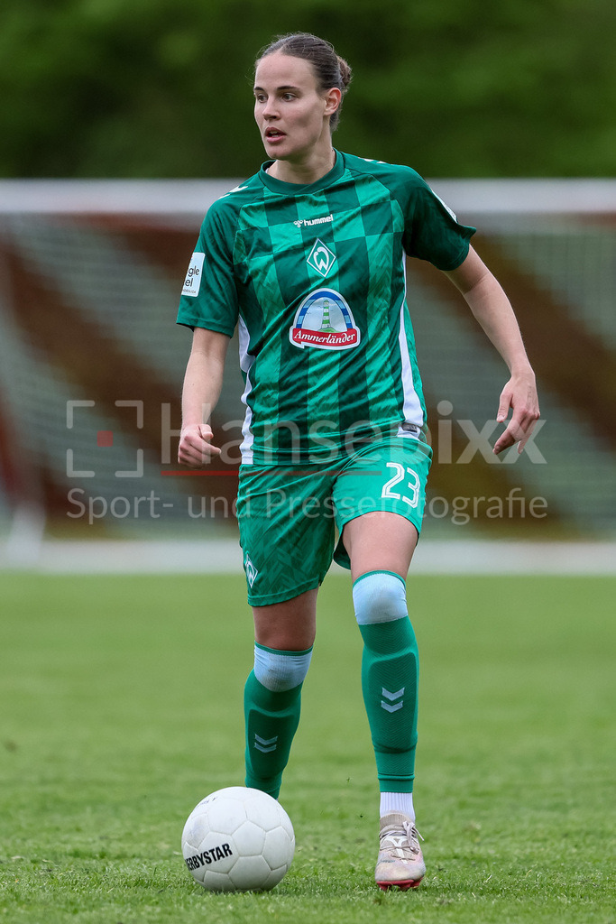 Fussball, Testspiel Frauen, ATS Buntentor - SV Werder Bremen | v.li.: Hanna Nemeth (SV Werder Bremen, 23) am Ball, Freisteller, Einzelbild, Ganzkörper, Aktion, Action, Spielszene