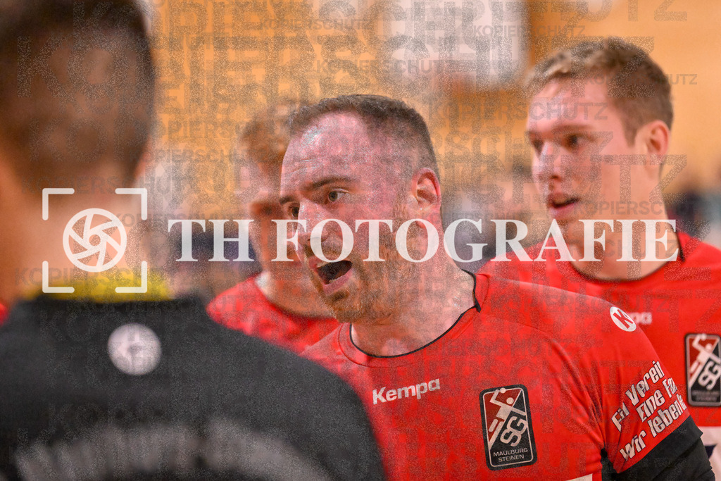 GER, SG Maulburg/Steinen - HSG Dreiland, Handball, Landesliga Suedbaden, 4. Spieltag, Saison 2024/2025, 12.10.2024 | Andre Leuchtmann (SG Maulburg/Steinen, #13) im Kreis seiner Spieler mit Ansage.GER, SG Maulburg/Steinen - HSG Dreiland, Handball, Landesliga Suedbaden, 4. Spieltag, Saison 2024/2025, 12.10.2024Foto: TH Fotografie/Thomas Hess