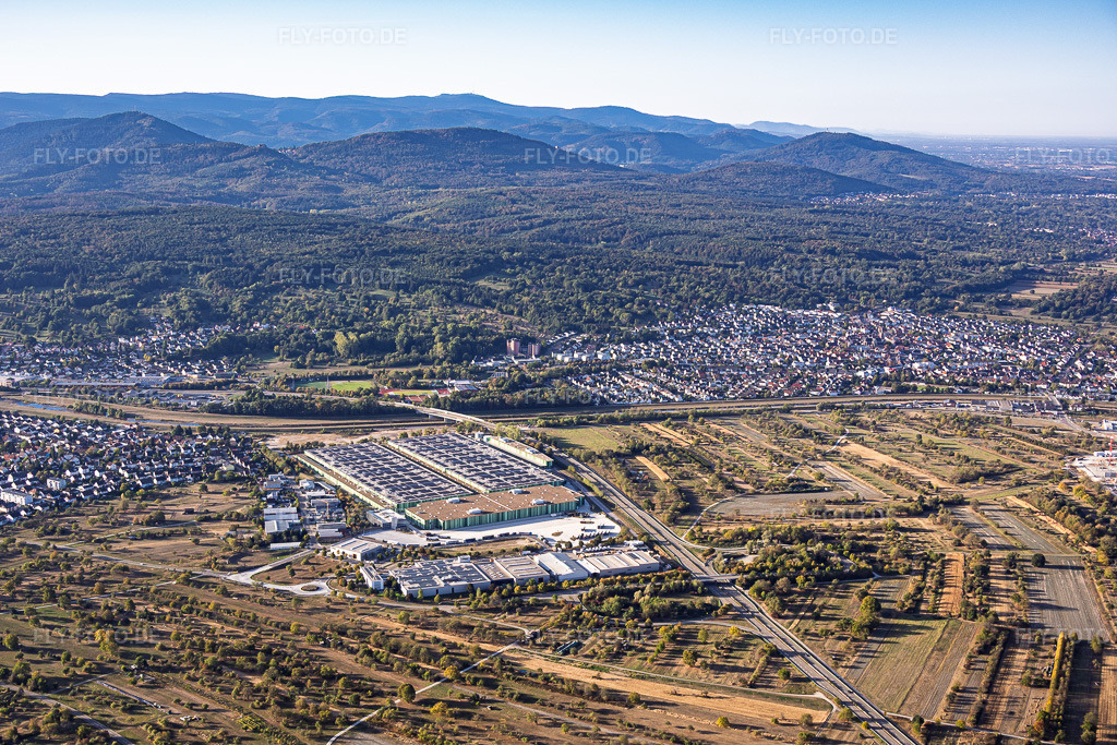 Luftbild: Industriegebiet Uchtweide mit Seifert Logistics Group, Mercedes-Benz, Logo-Pack GmbH Exportverpackungen und Dambach Lagersysteme GmbH & Co. KG in Bischweier im Bundesland Baden-Württemberg in Deutschland. – Foto: IMG_159446.jpg vom 27.09.2026 durch Werner Riehm/FLY-FOTO.de – Auflösung des Originals: 5403 x 3602 px – Seifert Logistics Group – Logo-Pack - Logo-Pack Exportverpackungen – DAMBACH Lagersysteme | Automatisierte Lagersysteme