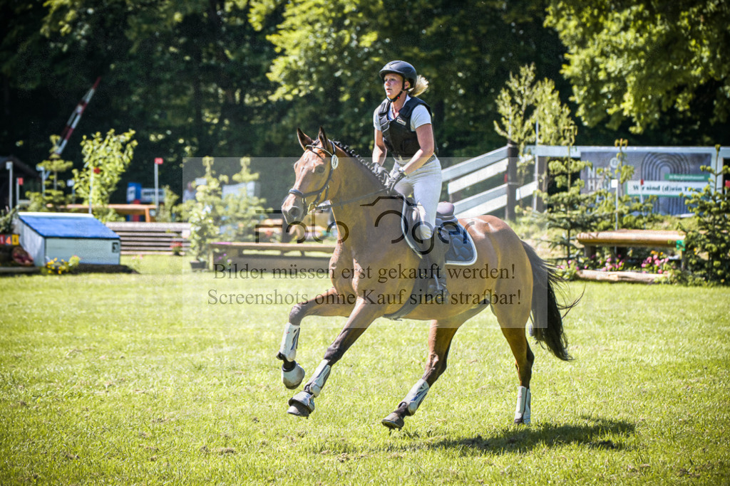 DOS_3574 | Entdecke hochwertige Reitturnierfotos von Foto Oger. Professionell, emotional und authentisch – jetzt Lieblingsmomente im Shop bestellen.Deutschlandweite Turnierfotografie. - Realisiert mit Pictrs.com