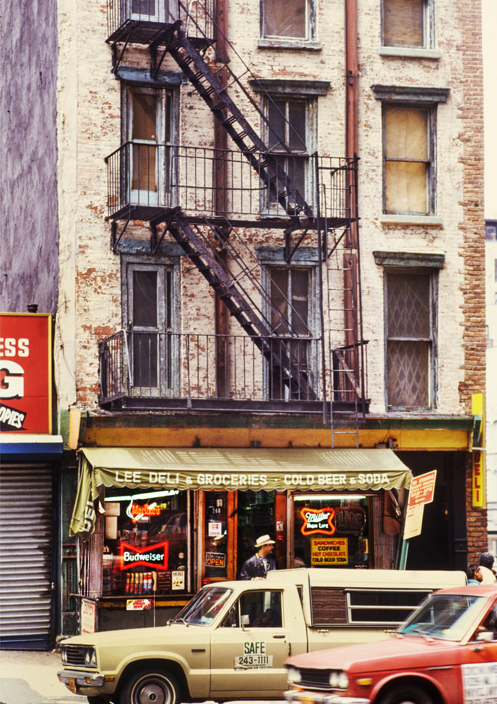 05USA_NY_C. LeeDeli_1983_12023 | Beegebilder online. 
BIldarchiv von Beege Fotodesign mit ausgewählten Werken, die sich besonders gut für die Dekoration Ihrer Räume oder Wände eignen. 