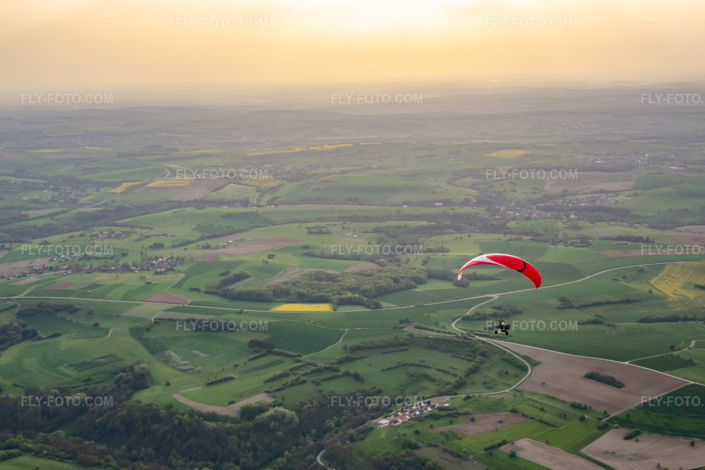 Aerial view: Paramotor in Lengelsheim in the state Moselle, France. – Photo: IMG_140450.jpg taken on 04/30/2024 by Werner Riehm/FLY-FOTO.com – Resolution of the original: 5251 x 3501 px