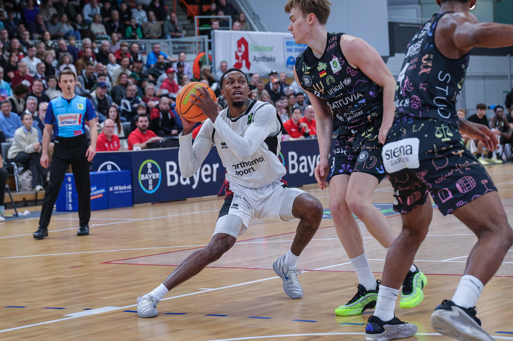 Pro A BAYER GIANTS vs Uni Baskets Münster-49 | Fotos von Basketballspielen aus dem Raum NRW fotografiert von Gero Mueller-Laschet und Daniel Schaefer - Realisiert mit Pictrs.com