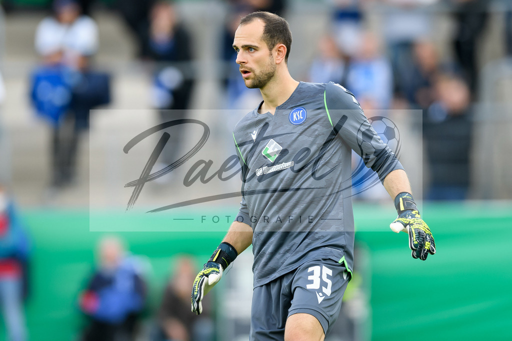 LOTKSC20210809_163 | Fussball, Herren: Torwart Marius Gersbeck (Karlsruher SC) schaut beim Spiel der 1. Runde im DFB-Pokal zwischen SF Lotte und Karlsruher SC im Stadion am Lotter Kreuz am 09.08.2021 in Lotte, Deutschland.DFB / DFL REGULATIONS PROHIBIT ANY USE OF PHOTOGRAPHS AS IMAGE SEQUENCES AND/OR QUASI-VIDEO. - Realisiert mit Pictrs.com