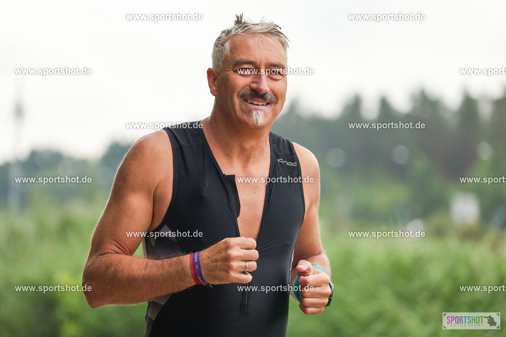 LUR_1855 | 34. M-net Erlanger Triathlon 2025 #erlangertriathlon  #mnettriathlon2025 #mnettriathlon #team #olympischedistanz #mitteldistanz #triathlon #maindonaukanal  #erlangertriathlon2025 #yourpictrs #tv1848 #tv1848erlangen  #triathlonbayern #sportinerlangen #demsportverbunden #sportshot_your_pictrs Copyright: www.sportshot.de