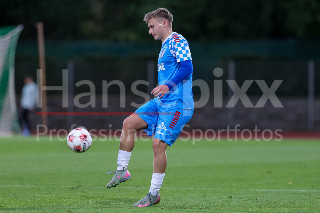 Fussball, Regionalliga Nord, SV Werder Bremen II - FC Eintracht Norderstedt | Melvin Zimmer (FC Eintracht Norderstedt, 11) am Ball, Freisteller, Einzelbild, Ganzkörper, Aktion, Action, Spielszene