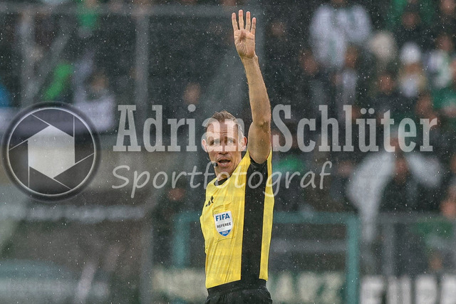 Borussia Mönchengladbach vs FC Bayern München - Bundesliga  | Mönchengladbach, Deutschland, 25.10.25:   Schiedsrichter Sascha Stegemann gestikuliert, Gestik waehrend des Spiels der Bundesliga zwischen Borussia Mönchengladbach vs FC Bayern München im Stadion im Borussia Park(Foto von Brauer-Fotoagentur / Adrian Schlueter)