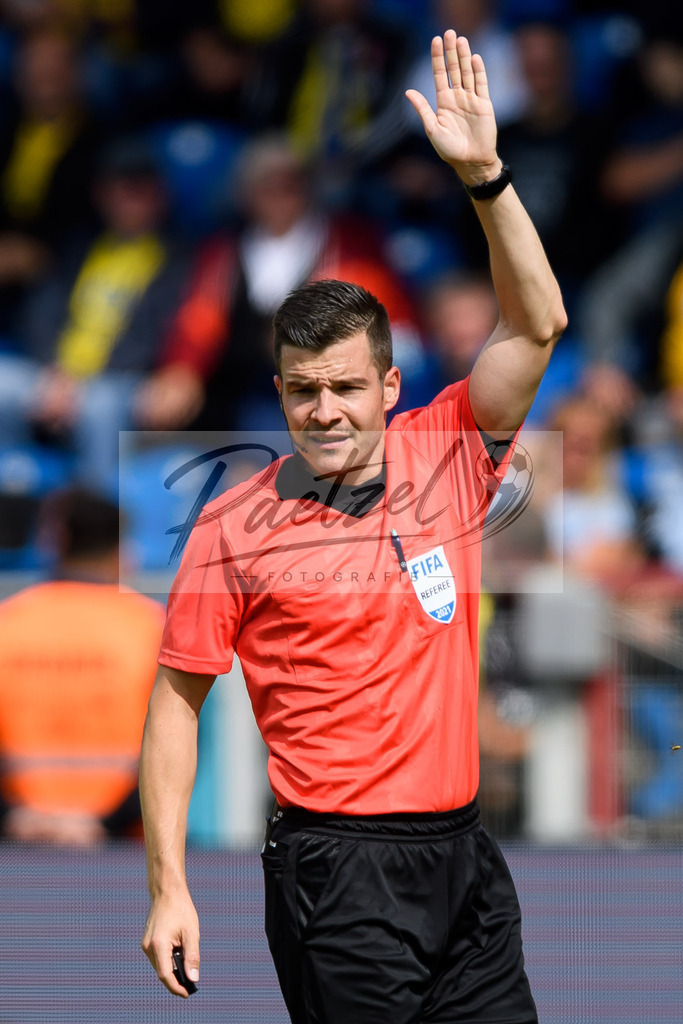 EBSTSV20210828_139 | Fussball, Herren: Schiedsrichter Harm Osmers gestikuliert beim Spiel der 3. Liga zwischen Eintracht Braunschweig und TSV 1860 Muenchen im Eintracht-Stadion am 28.08.2021 in Braunschweig, Deutschland.DFB / DFL REGULATIONS PROHIBIT ANY USE OF PHOTOGRAPHS AS IMAGE SEQUENCES AND/OR QUASI-VIDEO. - Realisiert mit Pictrs.com