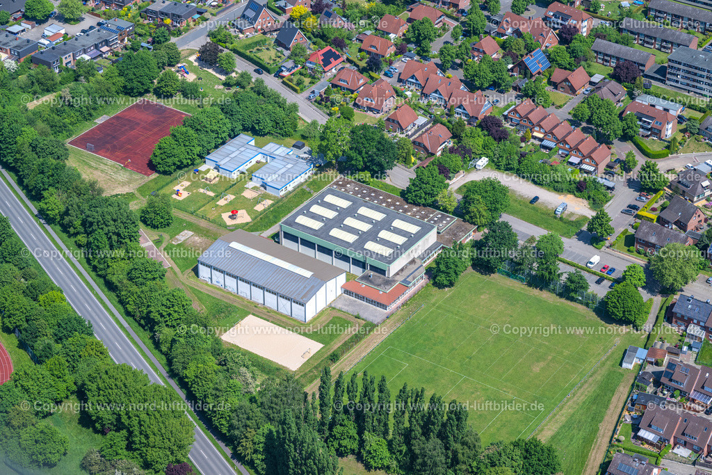 Horneburg_Turnhalle_ELS_7065280523 | HORNEBURG 28.05.2023 Gebäude der Turn- und Sporthalle " Hermannstraße " in Horneburg im Bundesland Niedersachsen, Deutschland. // Roof on the building of the sports hall " Hermannstrasse " in Horneburg in the state Lower Saxony, Germany. Foto: Martin Elsen