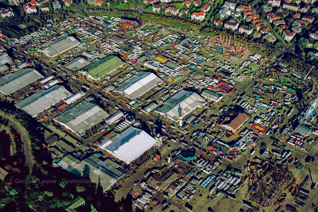 9000020 | Das Oktoberfest in München (mundartlich Wiesn) ist das größte Volksfest der Welt. Hier wird das Volksfest gerade aufgebaut.