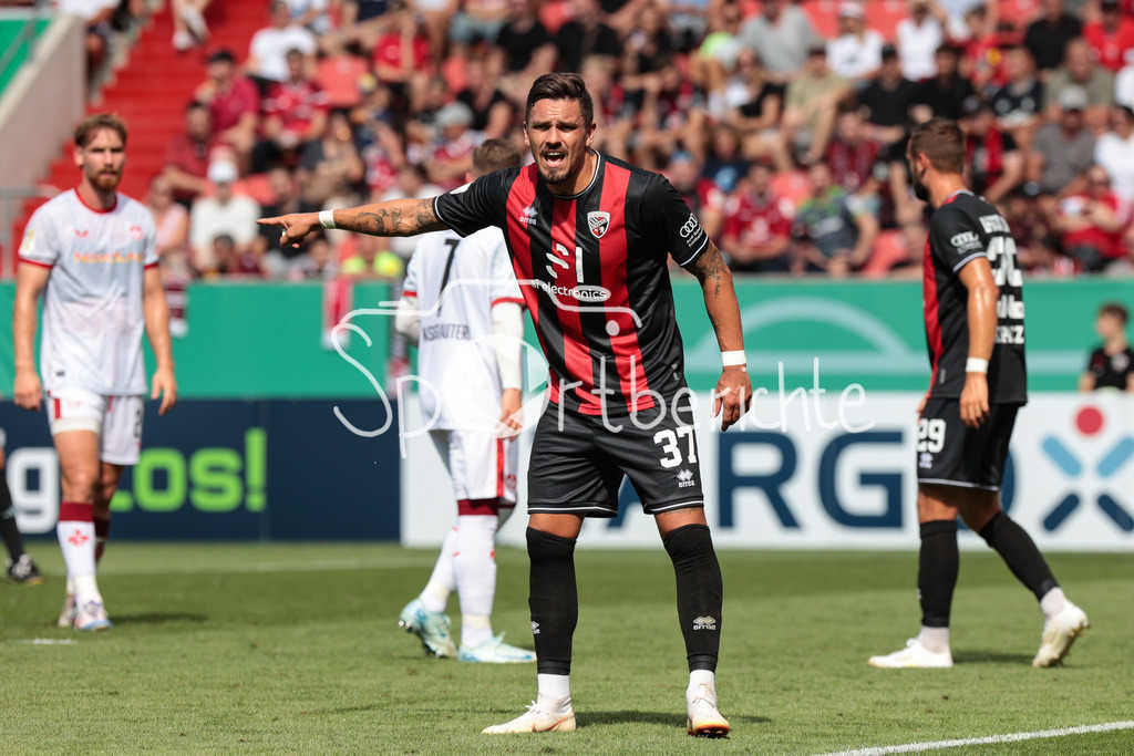FC Ingolstadt - 1. FC Kaiserslautern | Pascal TESTROET (FCI #37) gibt Anweisungen bei einem Eckball fuer die Gaeste