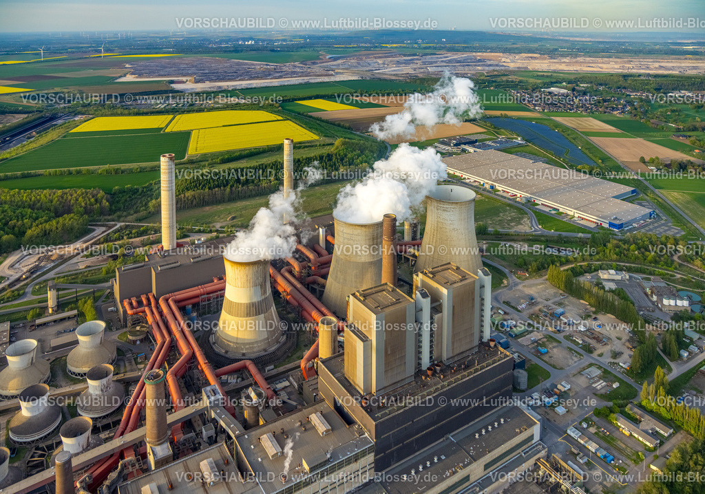 Eschweiler240403589KraftwerkWeisweiler | Luftbild, BraunkohlenKraftwerk Weisweiler, Kraftwerksstandort der RWE Power AG, Kühltürme und Rauchwolken, Wiesen und Felder mit Fernsicht, hinten der Braunkohletagebau Inden, rechts Hammer Logistik und Solarpark Inden, Weisweiler, Eschweiler, Rheinland, Nordrhein-Westfalen, Deutschland