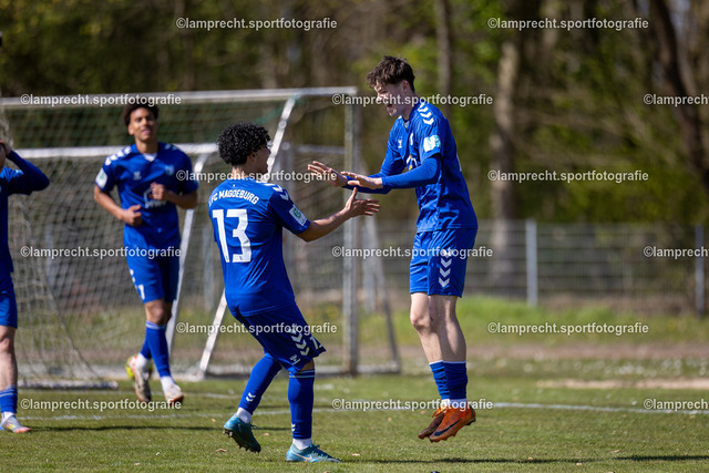 Fußball I Junioren I Saison 2025-2026 I DFB-Nachwuchsliga I 8. Spieltag I JFV Lübeck - 1. FC Magdeburg 207 | v.l. Islam Mahdhaoui (13, 1. FC Magdeburg), Titus Leye (25, 1. FC Magdeburg) - Realisiert mit Pictrs.com