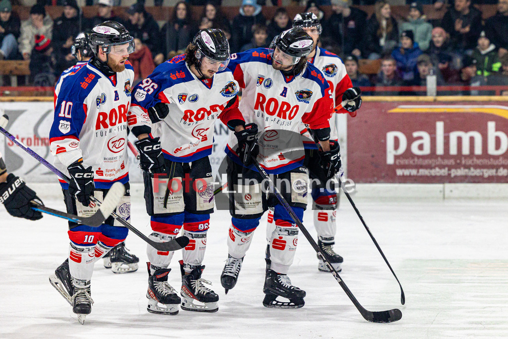 TSV Peißenberg Miners vs ESC Dorfen Eispiraten | Eishockey Bayernliga 2023/2024, TSV Peißenberg Miners vs ESC Dorfen Eispiraten, 20231229,
Lynnden PASTACHAK (Eispiraten 96) wird verletzt vom Eis gebracht,
2023-12-29 in Peißenberg (Eisstadion)
10 Florian BRENNINGER (Eispiraten 10), 96 Lynnden PASTACHAK (Eispiraten 96), 9 Tomas VRBA (Eispiraten 9)
Copyright: WolfgangxLindner foto-lindner.de