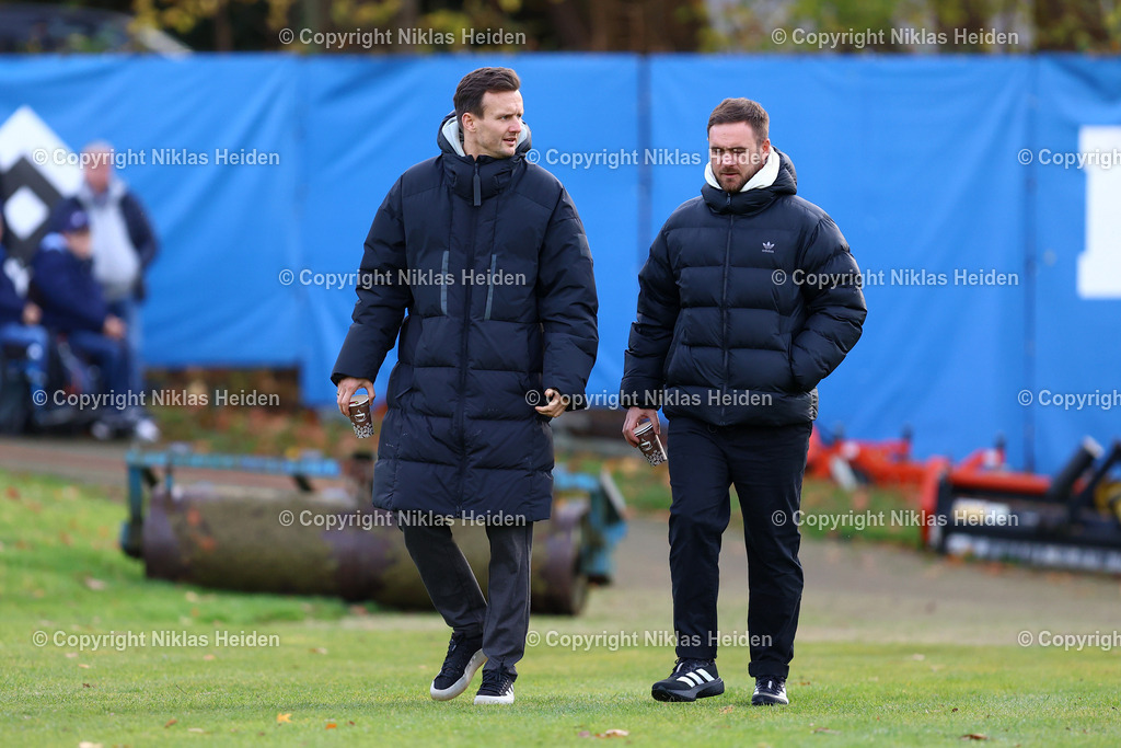 NH_HamburgerSV_FCGroningen_Testspiel_12112025 | Claus Costa (Direktor Profifußball, Hamburger SV) und Chefscout Sebastian Dirscherl.Fußball I Herren I Freundschaftsspiel I Saison 2025-2026  I Hamburger SV - FC Groningen I 12.11.2025 I Trainingsplatz Volksparkstadion