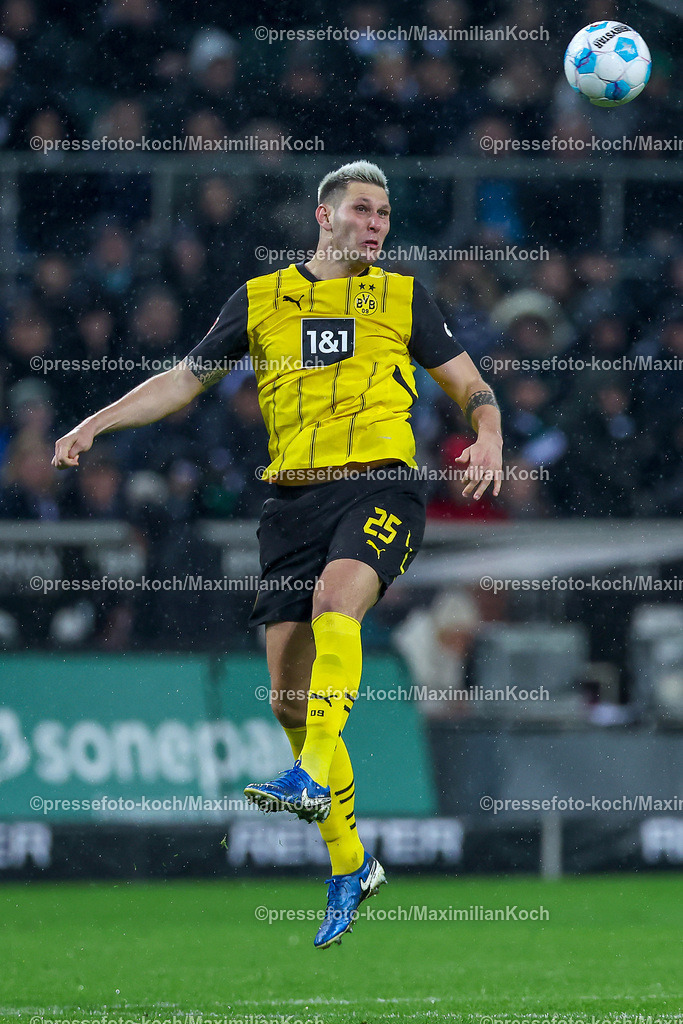 BMG07122401107 | 07.12.2024, Fußball, Borussia Mönchengladbach - Borussia Dortmund, 1. Fußball Bundesliga, Borussia-Park, Saison 2024 2025: Niklas Süle (BVB #25)DFB regulations prohibit any use of photographs as image sequences and or quasi-video.