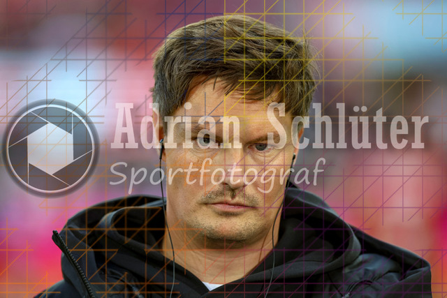 1. FC Köln vs Hamburger SV - 1. Bundesliga  | Köln, Deutschland, 02.11.25:   Trainer Merlin Polzin (Hamburger SV) schaut im Interview waehrend des Spiels der Bundesliga zwischen  1. FC Köln vs Hamburger SV in der RheinEnergieStadion(Foto von Brauer-Fotoagentur / Adrian Schlueter)