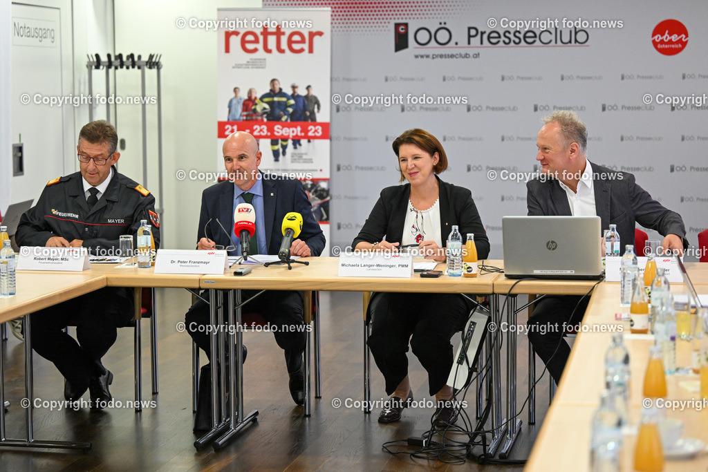 Pressekonferenz Messe Wels GmbH_ Retter Messe 2023_ 12.09.2023-2 | 12.09.2023, Presseclub Linz, AUT, Pressekonferenz Messe Wels GmbH - Retter 2023, im Bild Robert Mayer (Feuerwehrpraesident, Landesfeuerwehrkommandant Ooe), Peter Franzmayr (Messepraesident Messe Wels), LRin Michaela Langer Weninger (VP), Robert Schneider (Geschaeftsfuehrer Messe Wels GmbH)