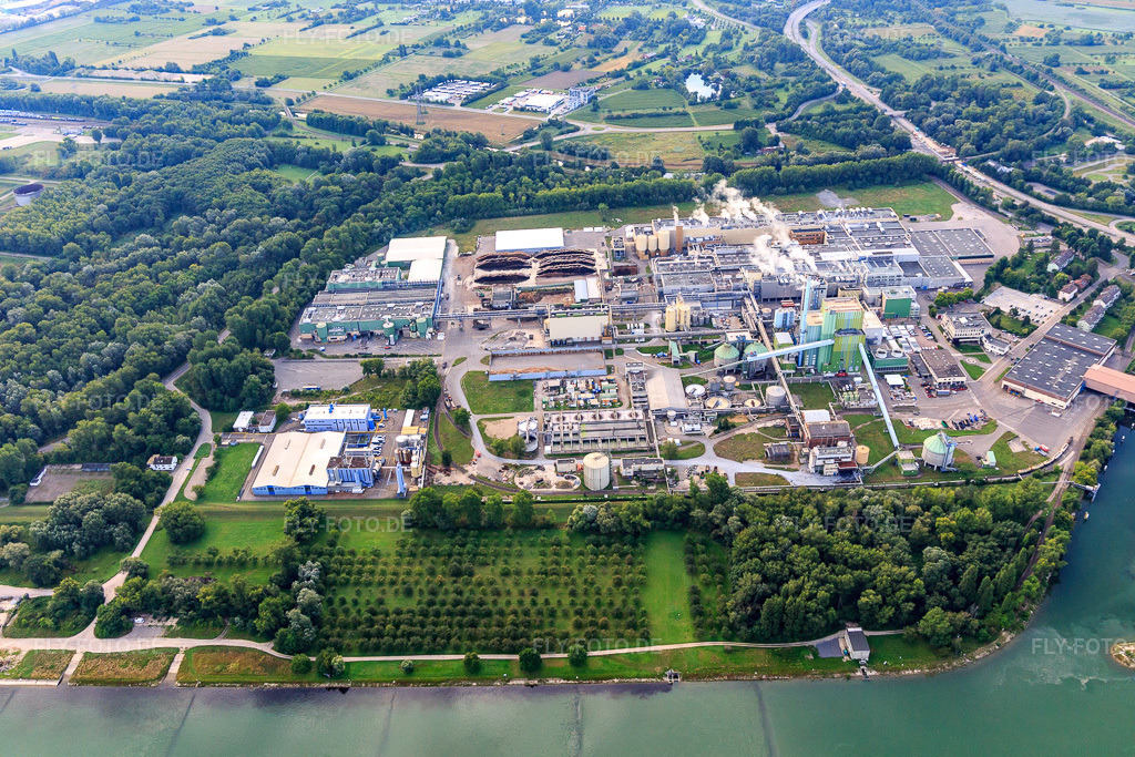Luftbild: Maxauer Papierfabrik GmbH am Rheinufer von Westen im Ortsteil Knielingen in Karlsruhe im Bundesland Baden-Württemberg in Deutschland. Foto: IMG_149480.jpg vom 09.08.2025 durch Werner Riehm/FLY-FOTO.deMAXAUER PAPIERFABRIK - Nachhaltige SC-Papiere