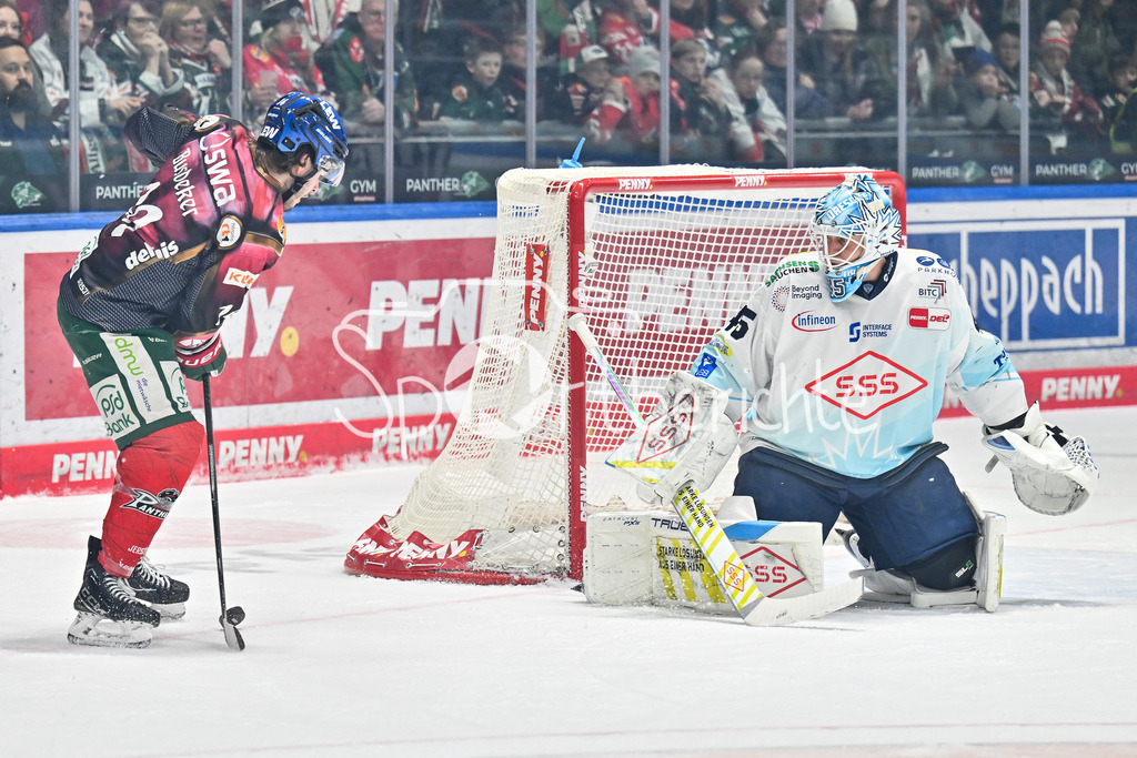 Augsburger Panther - Dresdner Eislöwen | AUGSBURG, DEUTSCHLAND - 06. MÄRZ: im Bidl D. J. BUSDEKER (Augsburger Panther 14) vor Juho OLKINUORA (Dresdner Eislöwen 45) während dem Match zwischen den Augsburger Panthern und den Dresdner Eislöwen am 49. Spieltag der Penny DEL im Curt Frenzel Stadion