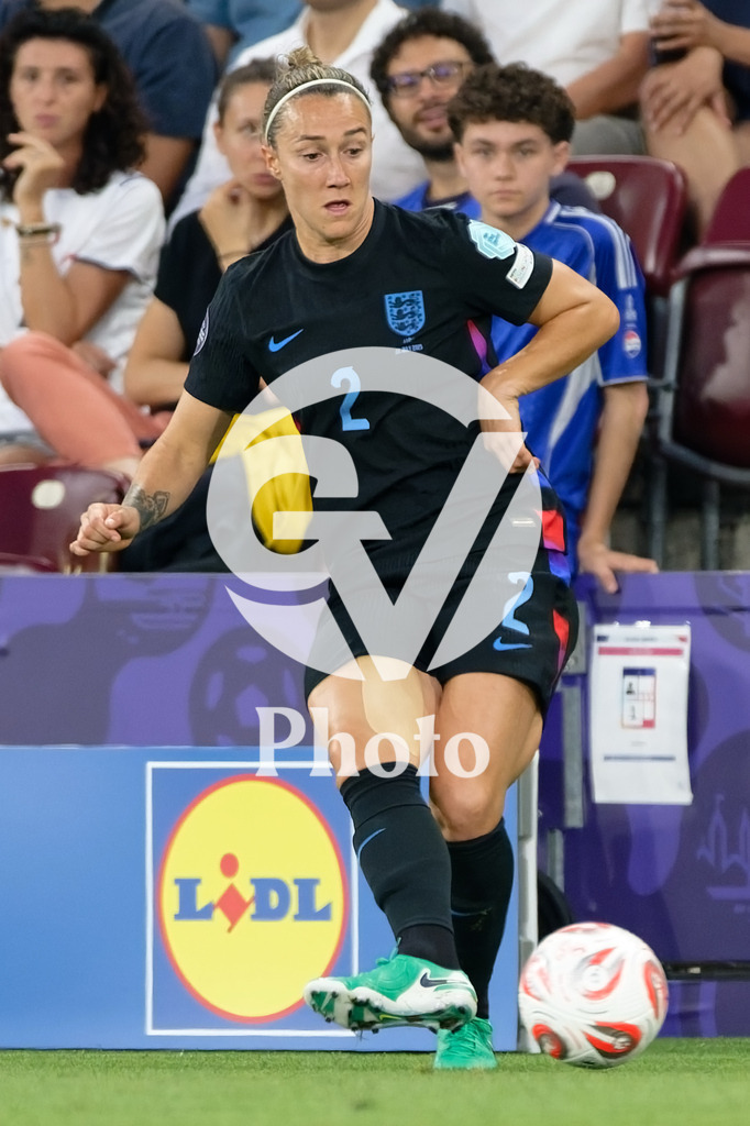 England v Italy - UEFA Women's EURO 2025 Semi-Final | GENEVA, SWITZERLAND - JULY 22:  Lucy Bronze of England passes the ball  during the UEFA Women's EURO 2025 Semi-Final match between England and Italy at Stade de Geneve on July 22, 2025 in Geneva, Switzerland. (Photo by Giuseppe Velletri/Sports Press Photo/Getty Images)