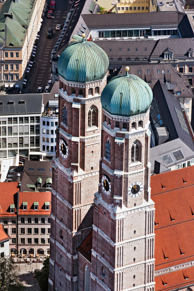 dr__0063554.jpg | MüNCHEN 29.04.2025 Frauenkirche im Altstadt- Zentrum von München im Bundesland Bayern. Der dreischiffige spätgotische Backsteinbau steht neben dem Neuen Rathaus und ist ein bedeutendes Wahrzeichen der Landeshauptstadt. Der Dom zu " Unserer Lieben Frau " ist auch als Liebfrauendom bekannt. Weiterführende Informationen bei: Metropolitanpfarrei Zu Unserer Lieben Frau. // Church building of the Frauenkirche in the old town in Munich in the state Bavaria, Germany. Further information at: Metropolitanpfarrei Zu Unserer Lieben Frau. Foto: Daniel Reiter