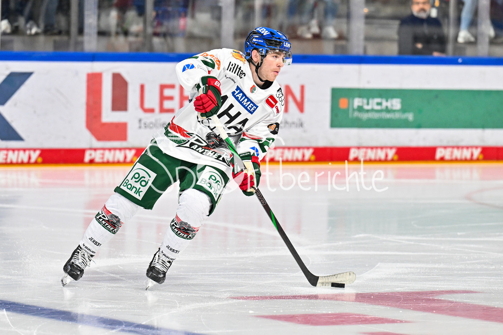 Nürnberg Ice Tigers - Augsburger Panther | am Puck Kyle MAYHEW (Augsburger Panther 27), Einzelfoto / Freisteller, DEL: Nürnberg Ice Tigers - Augsburger Panther; PSD Bank Nürnberg ARENA am 12.09.2025