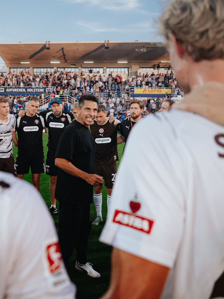 HEV00239 | Der offizielle Shop für FC St. Pauli Fotos. Wähle aus Spielszenen & Fanmomenten dein FCSP Wunschformat. Wir liefern Millerntor-Atmosphäre.