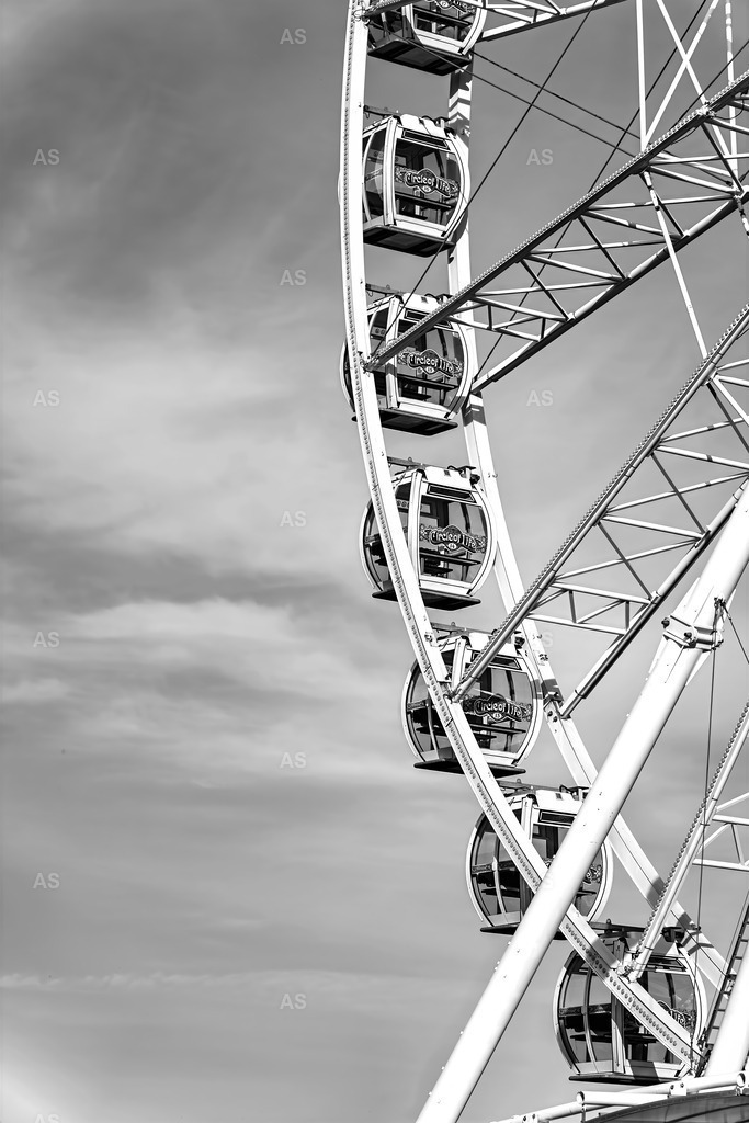 Above the City | Fragments of movement suspended in the sky. - Realisiert mit Pictrs.com