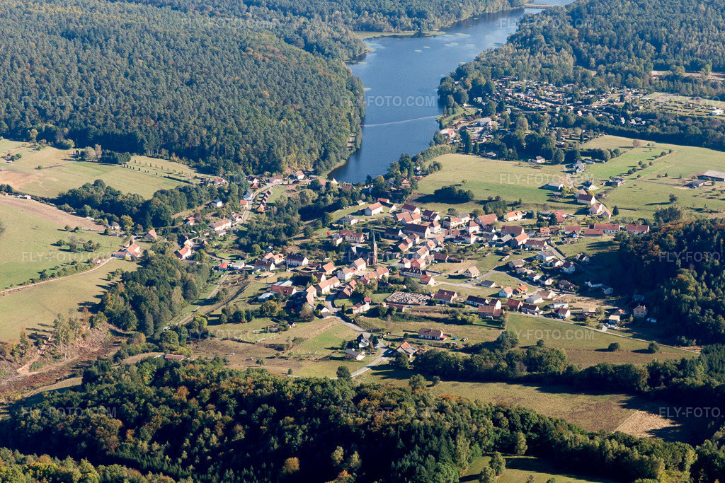 Aerial view: Lake shore areas of the Etang de Haspelschiedt in Haspelschiedt in the state Moselle, France. – Photo: IMG_095186.jpg taken on 10/16/2016 by Werner Riehm/FLY-FOTO.com – Resolution of the original: 5472 x 3648 px