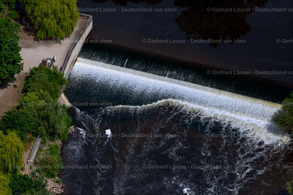 4030830 | HANNOVER 02.06.2020 Uferbereiche des Flussbett der Leine mit Döhren Leineinsel-Wasserfall im Ortsteil Wülfel in Hannover im Bundesland Niedersachsen, Deutschland. // Riparian areas of the river bed of the Leine with Doehren Leineinsel waterfall in the district Wuelfel in Hannover in the state Lower Saxony, Germany. Foto: Gerhard Launer