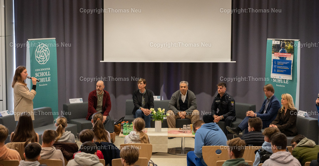 DSC_8914 | bbe,  Geschwister-Scholl-Schule, Bensheim: Projekttag für die siebte Jahrgangsstufe "Brich Dein Schweigen – hinter jedem Missbrauch steckt ein Gesicht“ von links: Theresa Wolf, (GSS), Tobias Knapp (Schulpsychologe), Kreisbeigeordneter Philipp-Otto Vock ,Edith-Stier Thompson (Weißer Ring), Evdokimos Moisidis (Jugendamt), Johannes Emanuel Hofmann (Polizei), Thomas Stricker (Schulleiter), Susanne Asser (Schulbeauftragte)  Bild: Thomas Neu