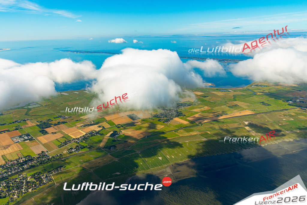 Die Luftaufnahme Archsum in Wolken - Sylt wurde 2022 vom Flugzeug aus (keine Drohne) erstellt. Hohe Auflösung -für große Poster und Wandbilder geeignet - Garantiert!
