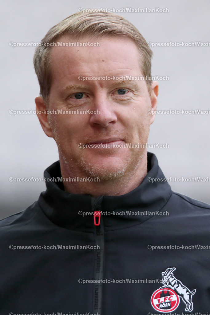 RWE06012402085 | 06.01.2024, Essen, Fußball, Herren, Stadion an der Hafenstraße, Testspiel, Rot-Weiss Essen – 1. FC Köln:  Der neue Cheftrainer Timo Schultz (1.FC Köln) bei seinem ersten Spiel für den Kölner FC. 
DFB regulations prohibit any use of photographs as image sequences and or quasi-video.