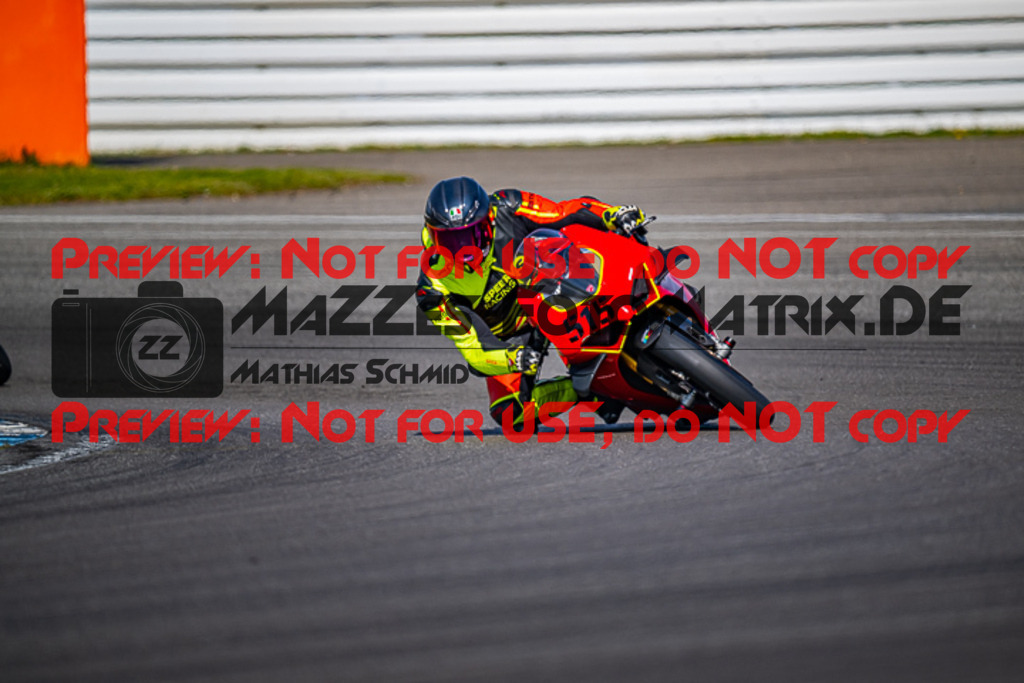 MaZZes_FotoMatrix_230410_6246 | WEISS