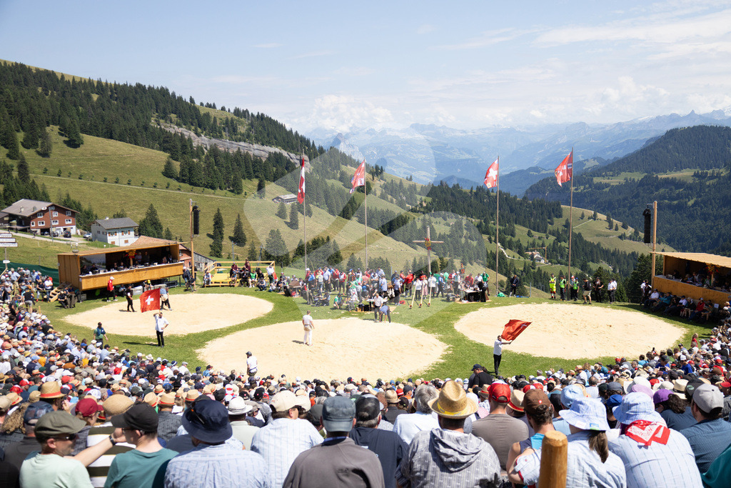 Rigi2025_2141 | Die Schwinger des Schwyzer Kantonalen Schwingerverbandes: Fotos, die Dynamik und Leidenschaft festhalten, sowie emotionale Momente aus dem traditionellen Schwingsport zeigen. - Realisiert mit Pictrs.com
