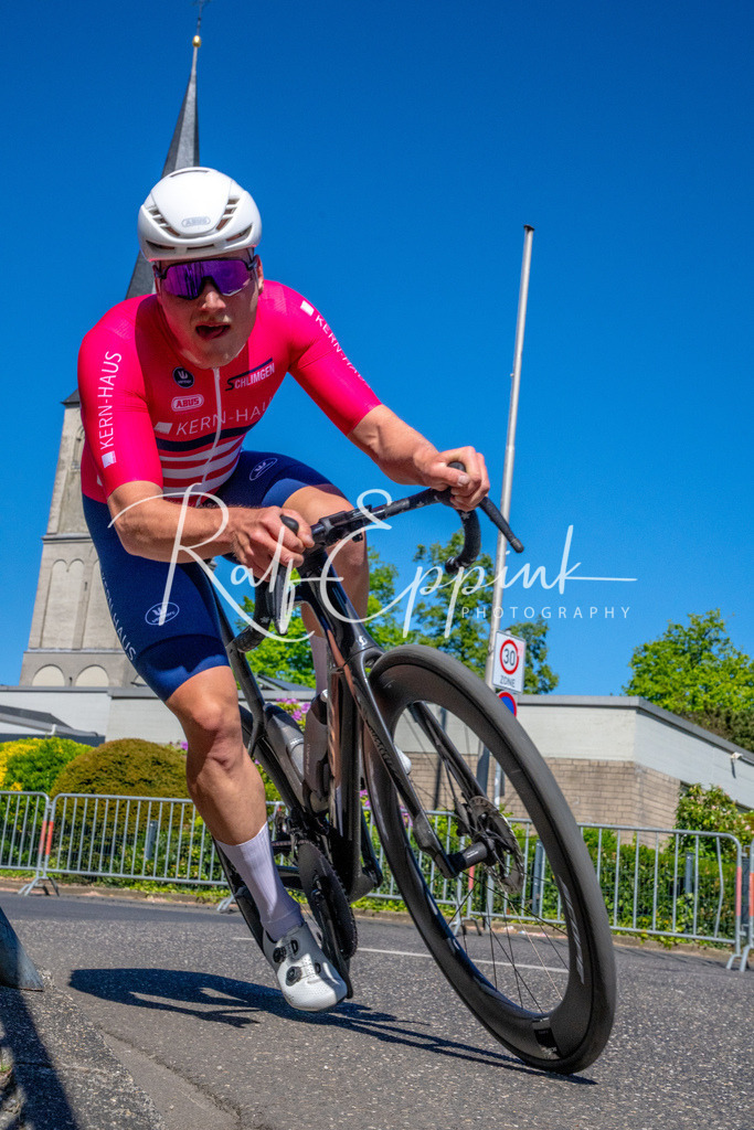 Spurt in den Mai 2026 - Großer Preis der Sparkasse Neuss | Annual one-day road cycling race "Großer Preis der Sparkasse Neuss" held in Büttgen, Germany, organized by VfR Büttgen 1912 e.V. The event features multiple races across all age categories from U11 youth to Elite men. - Realisiert mit Pictrs.com